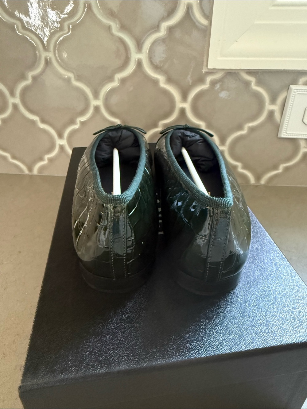 BNWT Chanel 26A Croc Embossed Patent DK Green/Black Ballet Flat Size 37.5 - Picture 3 of 11